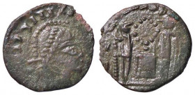 ROMANE IMPERIALI - Costantino I (306-337) - AE 3 - Busto elmato e corazzato a d. /R Due Vittorie affrontate posano uno scudo su un cippo (AE g. 1,4) D...
