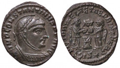 ROMANE IMPERIALI - Costantino I (306-337) - AE 3 (Siscia) - Busto elmato e corazzato a d. /R Due Vittorie affrontate posano uno scudo su un cippo C. 6...