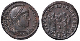 ROMANE IMPERIALI - Costantino I (306-337) - AE 3 (Siscia) - Busto elmato e corazzato a d. /R Due Vittorie affrontate posano uno scudo su un cippo C. 6...