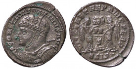 ROMANE IMPERIALI - Costantino I (306-337) - AE 3 (Siscia) - Busto elmato e corazzato a s., con lancia /R Due Vittorie affrontate posano uno scudo su u...