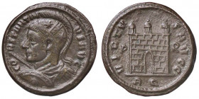 ROMANE IMPERIALI - Costantino I (306-337) - Follis (Aquileia) - Busto corazzato a s., con elmo sormontato da cimiero, lancia e scudo /R Porta da campo...