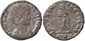 ROMANE IMPERIALI - Fausta (moglie di Costantino I) - AE 3 - Busto drappeggiato a d. /R Fausta stante di fronte con la testa a s. con in braccio Costan...