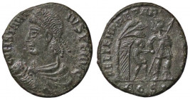 ROMANE IMPERIALI - Costanzo II (337-361) - Follis ridotto (Aquileia) - Busto diademato e corazzato a s. con globo nella mano d. /R Legionario a s. con...