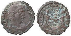 ROMANE IMPERIALI - Decenzio (351-353) - Maiorina - Busto drappeggiato a d. /R Due Vittorie affrontate sorreggono uno scudo (AE g. 3,18)
 
BB+/BB