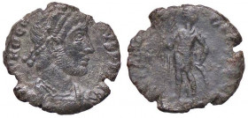 ROMANE IMPERIALI - Procopio (365-366) - AE 3 - Busto diademato e drappeggiato a s. /R L'Imperatore di fronte con la testa a d. con labaro e scudo (AE ...