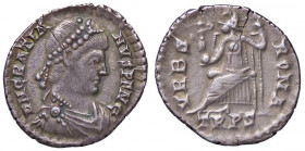 ROMANE IMPERIALI - Graziano (367-383) - Siliqua (Treviri) - Busto drappeggiato e diademato a d. /R Roma seduta a s. con globo sormontato da Vittoria e...
