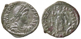 ROMANE IMPERIALI - Teodosio I (379-395) - AE 4 - Busto diademato e drappeggiato a d. /R La Vittoria andante a s. porta un trofeo e trascina per i cape...