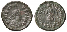 ROMANE IMPERIALI - Arcadio (383-408) - AE 4 - Busto drappeggiato e corazzato a d. /R La Vittoria andante a s. con trofeo e prigioniero; nel campo una ...