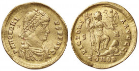 ROMANE IMPERIALI - Onorio (393-423) - Solido (Sirmium) - Busto diademato e corazzato a d. /R L'Imperatore stante a d. con stendardo e globo sormontato...