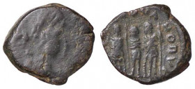 ROMANE IMPERIALI - Onorio (393-423) - AE 3 - Busto diademato e drappeggiato a d. /R Onorio, Teodosio e Arcadio stanti in abiti militari, con lancia si...