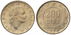 REPUBBLICA ITALIANA - Repubblica Italiana (monetazione in lire) (1946-2001) - 200 Lire 1978 Att. P33b NC BT Mezza luna in rilievo sotto il collo
 Mez...