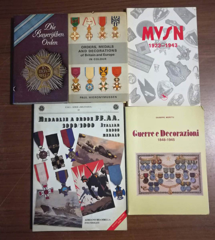 BIBLIOGRAFIA NUMISMATICA - LIBRI Insieme di 5 libretti sulle decorazioni
 
Buo...