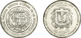 MONEDAS EXTRANJERAS. REPÚBLICA DOMINICANA. 10 pesos. 1975. Facsímil primera moneda acuñada en La Hispaniola. SC.