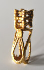 HISPANIA ANTIGUA. Adorno con tres argollas, y decoración en granulado. Oro. Longitud 1,7 cm.