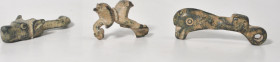 ROMA. Imperio Romano. Lote de 3 figuras en miniatura : un aplique con forma de pato, una cabeza de lobo y una pieza con un animal de dos cabezas. Bron...