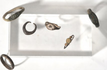 ROMA y BIZANCIO. IV-IX d.C. Lote de 6 anillos. Dos de ellos con inscripción. Plata y bronce. Diámetro interior: 1,6 cm a 3,11 cm.