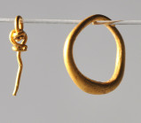 ROMA. Imperio Romano. Lote de un pendiente pequeño y un alambre que formaba parte de un pendiente. Oro. Longitud 0,9cm y 1,05 cm.