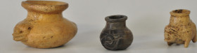 PREHISPÁNICO. Lote de 3 frascos medicinales y/o de tabaco. Dos de ellos con decoración zoomorfa. Cultura Maya (550-950 d.C). Terracota. Altura 3,2 cm ...