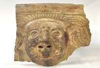 PREHISPÁNICO. Fragmento de vasija con figura antropomorfa con máscara. Cultura Maya ( 550-950 d.C). Terracota bruñida. Longitud 14 cm.