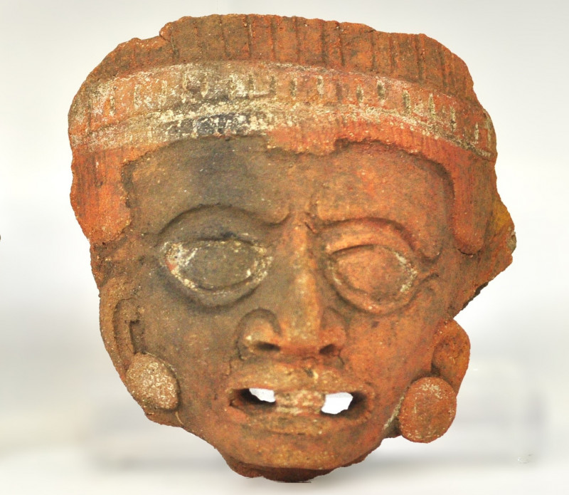 PREHISPÁNICO. Fragmento de figura, máscara ritual. Cultura Maya (800 – 900 d.C)....