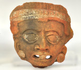 PREHISPÁNICO. Fragmento de figura, máscara ritual. Cultura Maya (800 – 900 d.C). Restos de policromía. Longitud 13 cm.