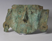 PREHISPÁNICO. Fragmento de pectoral en forma de máscara, representando al dios Neylan. Cultura Sicán (700-1375 d.C). Cobre. Algunas pérdidas en los la...