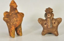 PREHISPÁNICO. Lote de 2 silbatos con forma de ave. Cultura Chancay (1300-1450 d.C.). Terracota con restos de policromía. Longitud 7 y 9,5 cm.