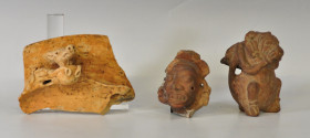 PREHISPÁNICO. Lote de 3 piezas de distintas épocas y culturas. Terracota. Dos de ellas son fragmentos de objetos más grandes. Longitud 9 cm a 14 cm....