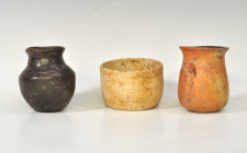 PREHISPÁNICO. Lote de 3 vasijas. Periodo Formativo Medio. Terracota y cerámica. Longitud 7 cm a 8 cm.