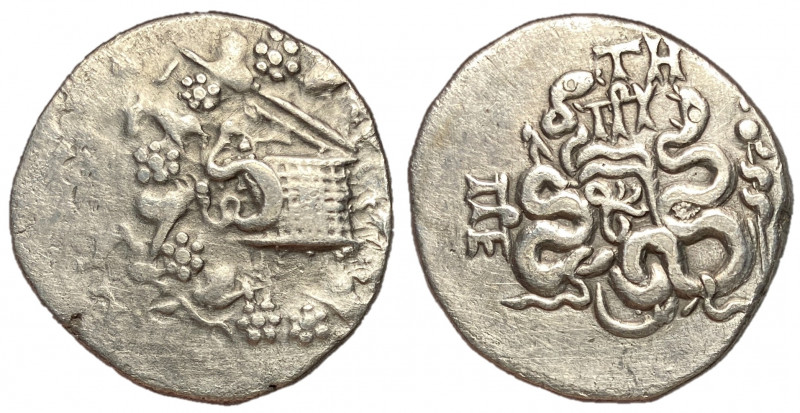 Mysia, Pergamon, 133 - 67 BC
Silver Tetradrachm, 27mm, 12.22 grams
Obverse: Sn...