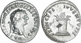 Domitianus (81-96 AD)
Denario. Acuñada el 80 d.C. DOMICIANO. Anv.: CAESAR DIVI. VESP. F. DOMITIANVS COS. VII. Cabeza laureada a derecha. Rev.: PRINCE...