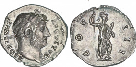 Hadrianus (117-138 AD)
Denario. Acuñada el 125-128 d.C. ADRIANO. Anv.: HADRIANVS AVGVSTVS. Cabeza laureada con hombro izquierdo drapeado de Adriano a...