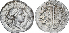Tetradracma. 158-149 a.C. AMPHIPOLIS. MACEDONIA. Procedente de la colección Scipio. Anv.: Escudo Macedonio, en el centro busto de Artemis a derecha, c...