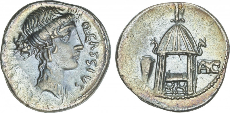Republic
Denario. 55 a.C. CASSIA. Q. Cassius Longinus. Anv.: Cabeza de la Liber...