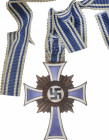 Medalla a la Madre Alemana. Categoría de bronce. 16 Diciembre 1938. III REICH. ALEMANIA. Br y esmaltes. Con cinta original rota y sobre original de en...
