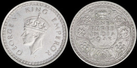 INDIA / BRITISH: 1 Rupee [1943 (b)] in silver (0,500) with small crowned head of George VI facing left. Denomination and date within circle on reverse...
