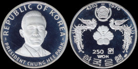 SOUTH KOREA: 250 Won (KE4303 / 1970) in silver (0,999) with Arms above flower flanked by poenix. Bust of President Chung Hee Park on reverse. Mintage:...