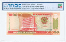 MOZAMBIQUE: 100000 Meticais (16.6.1993) in red, brown-orange and olive brown on multicolor unpt with the Bank of Mozambique building at left center an...
