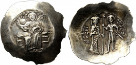 John II Comnenus, 1118-1143. Aspron Trachy (Electrum, 30 mm, 4.25 g, 5 h), Constantinopolis. Christ seated facing on backless throne, wearing pallium ...