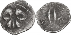 Sicily. Leontini. AR Hemiobol, c. 476-466 BC. Obv. Facing lion scalp. Rev. ΛΕ ΟΝ. Barley grain. Cf. HGC 2 687 (Obol); Cf. Boehringer 19 (Obol); Cf. Gr...