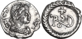 Ostrogothic Italy. Theoderic (493-526). AR Quarter Siliqua in the name of Justin I, Ravenna mint, c. 518-526 AD. Obv. DN IVSTI NVS P AVC. Pearl-diadem...