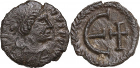 Justinian I (527-565). AE Pentanummium, Constantinople mint. Obv. Diademed, draped and cuirassed bust right. Rev. Large Є; to right, cross. D.O. 97e; ...