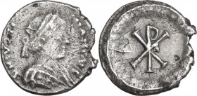 Justinian I (527-565). AR Half Siliqua. Ravenna mint. Struck 552-565. Obv. DN IVSTINIANVS. Diademed and mantled bust right. Rev. Large Christogram wit...
