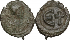 Justin II (565-578). AE Pentanummium, Ravenna mint. Obv. [.] PP AVI. Diademed, draped and cuirassed bust right. Rev. Large Є; cross to right; all with...