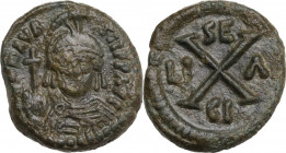 Maurice Tiberius (582-602). AE Decanummium. Sicilian mint (Syracuse?), c. 590-596. Obv. Helmeted and cuirassed facing bust, holding globus cruciger. R...