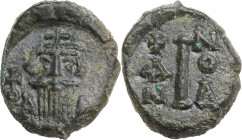 Constans II (641-668). AE Decanummium, Syracuse mint. Dated IY 4 (660/1). Obv. Crowned and draped facing bust, bearded and holding globus cruciger, cr...