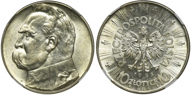 Piłsudski, 10 złotych 1935 - NGC AU58 Menniczej świeżości moneta.&nbsp; Lekko ru...