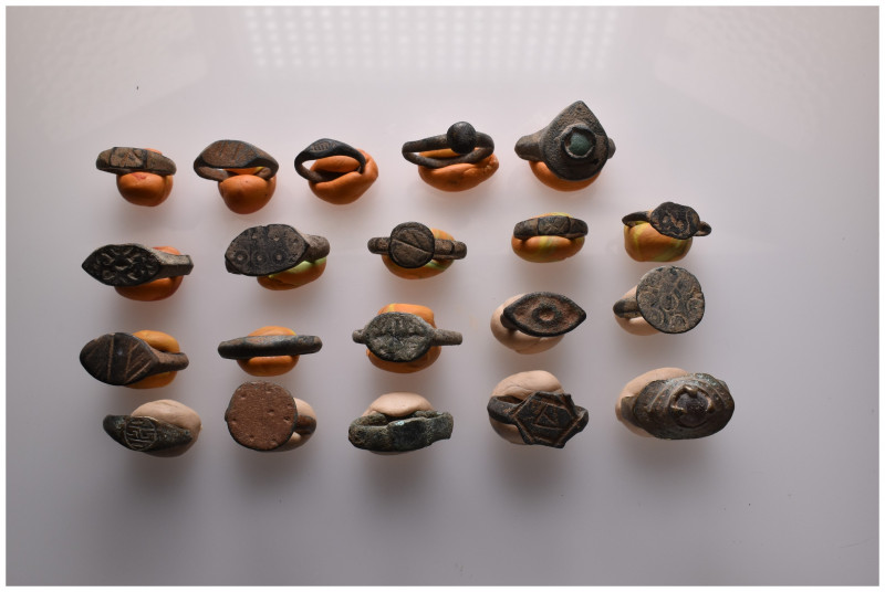 Lot of 20 different ancient rings