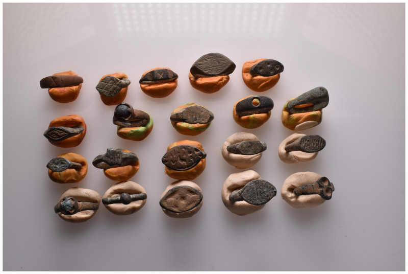 Lot of 20 different ancient rings