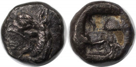 Griechische Münzen, IONIA, Phokaia. Circa 521-478 v. Chr. AR Diobol (1,05 g. 9 mm) Vs.: Kopf des Greifs nach links mit hervorstehender Zunge. Rs.: Inc...